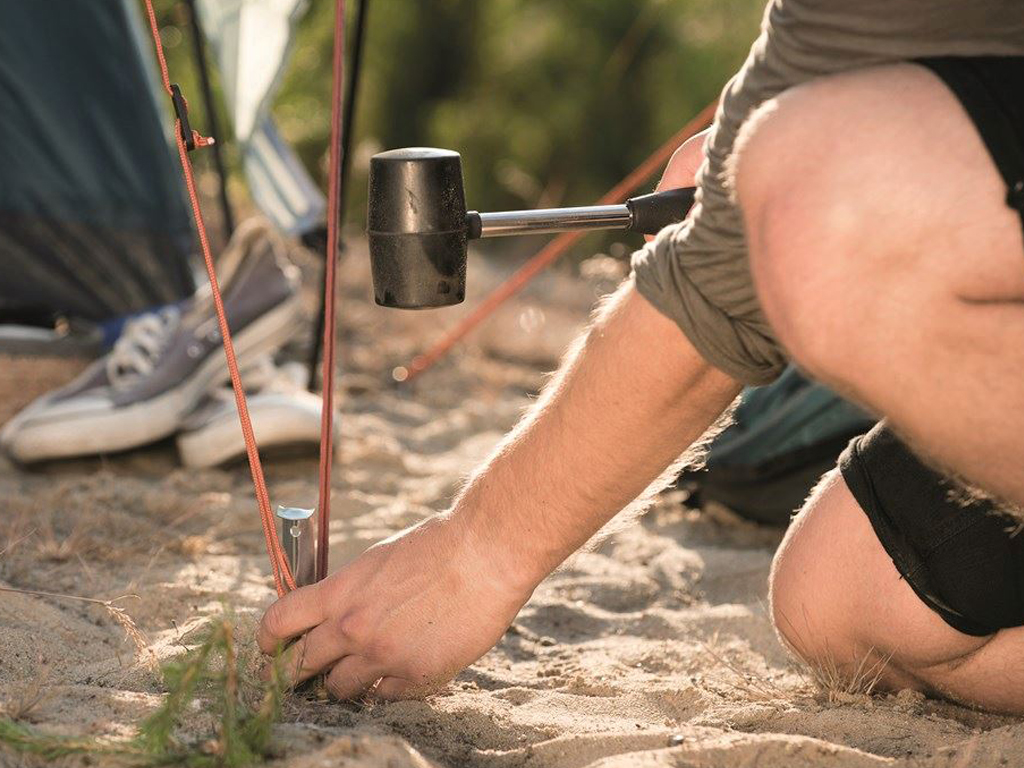 Pflöcke in den Boden schlagen