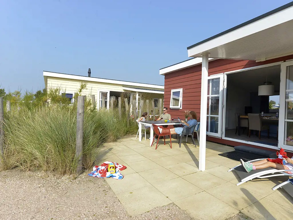 Wintercamping auf einem Familiencampingplatz am Meer