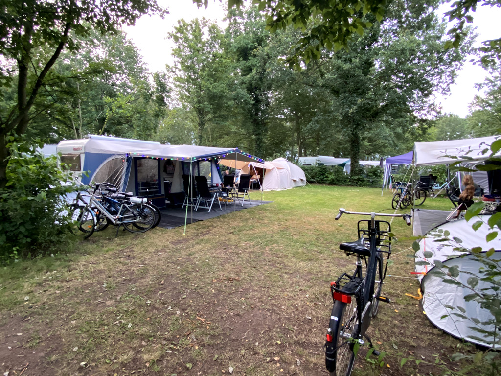 Camping mit Freunden.