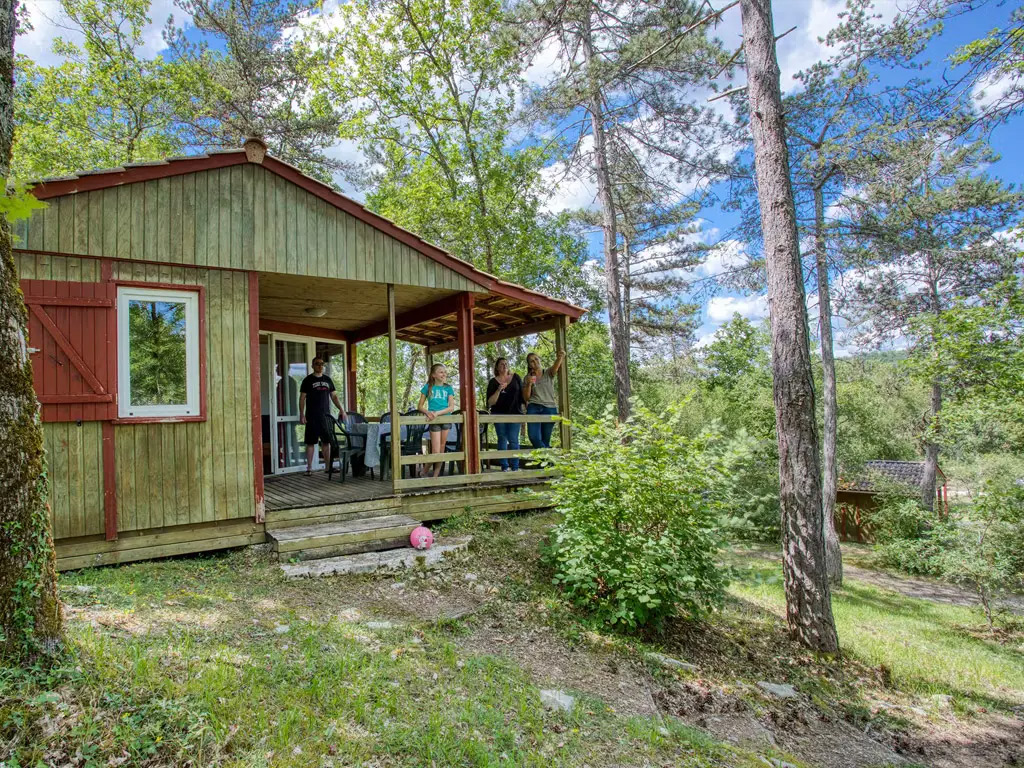 Ein wunderschön angelegter, parkähnlicher Campingplatz, der an einem Hang zu kleben scheint