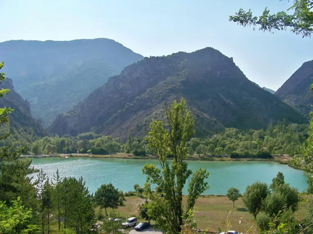 Camping im Grünen mit Blick auf die Berge