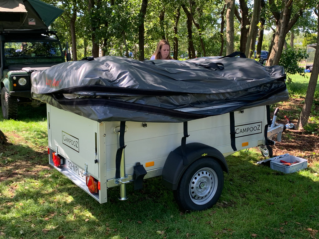 Aufbau des Anhängerzeltes