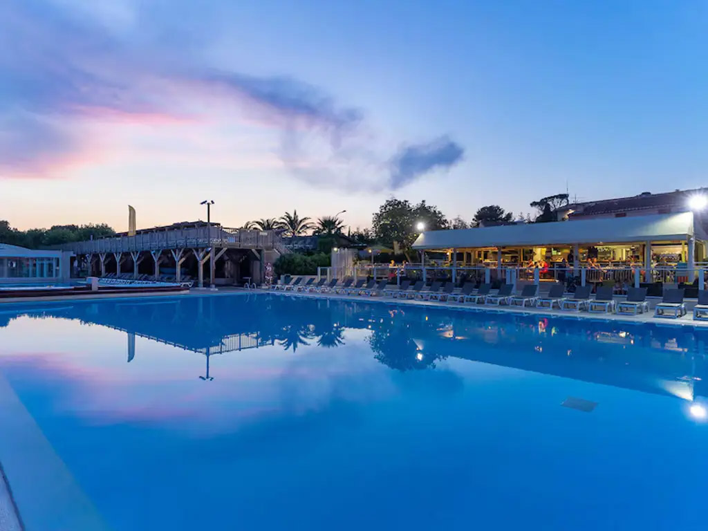 Buchen Sie einen Stellplatz mit privaten Sanitäranlagen oder eine Luxusunterkunft