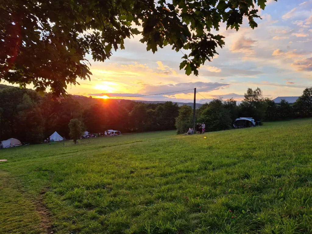 Der Lieblingsplatz am Abend ist der Lagerfeuerplatz auf diesem kleinen Campingplatz in Frankreich