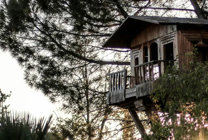 Romantische Aufenthalte: vom Baumhaus bis zum Zigeunerwohnwagen