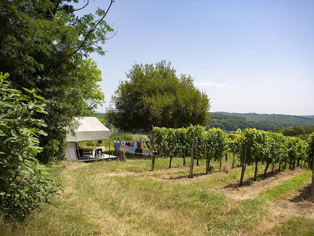 Ein malerischer kleiner französischer Campingplatz im Baskenland