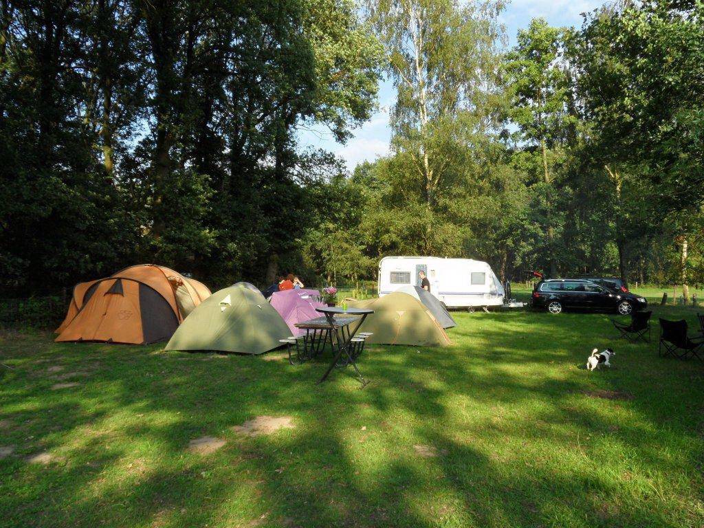 Campingplatz nur für Erwachsene, geführt von zwei einladenden Schwestern