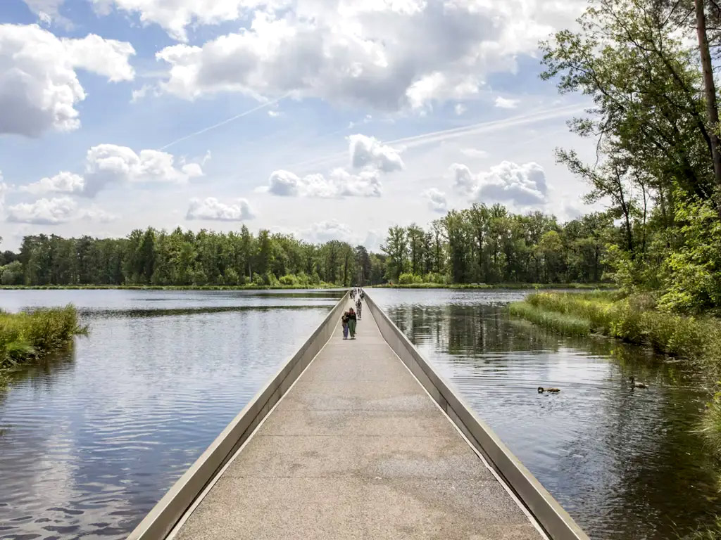 Stilvolle weiße Häuschen im Wald auf diesem schönen belgischen Campingplatz