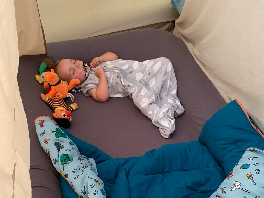 Luftbett mit erhöhtem Rand