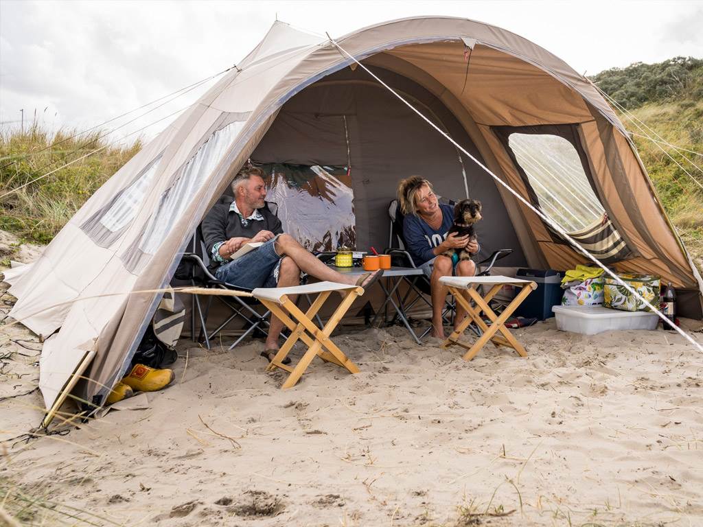 Camping zwischen den Dünen. Das ist möglich auf dem Campingplatz Kogelstrand auf Texel.
