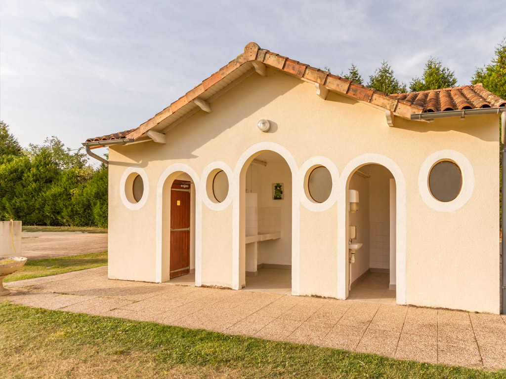 Camping Le Petit Trianon De Saint Ustre 4