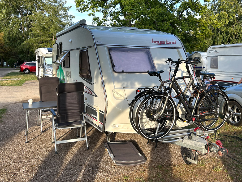 Fahrräder auf den Campingplatz bringen