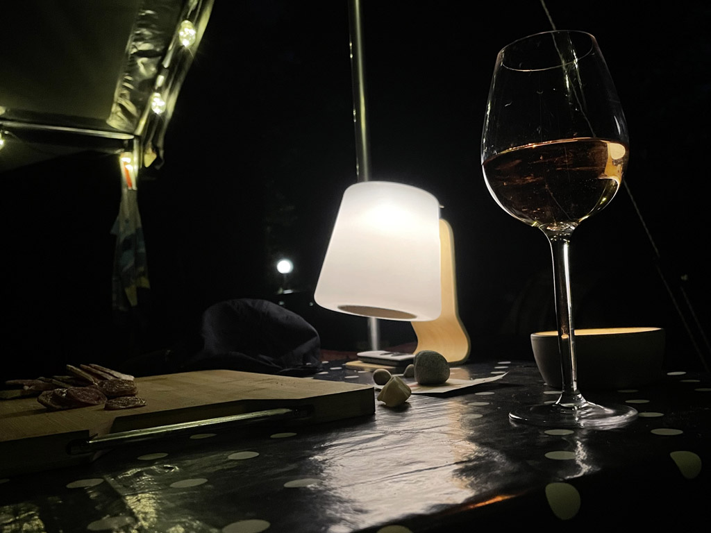 Beleuchtung beim Camping im Herbst