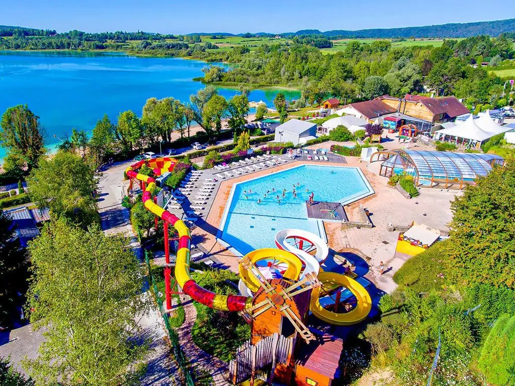 Camping an den französischen Ufern des Lac de Chalain