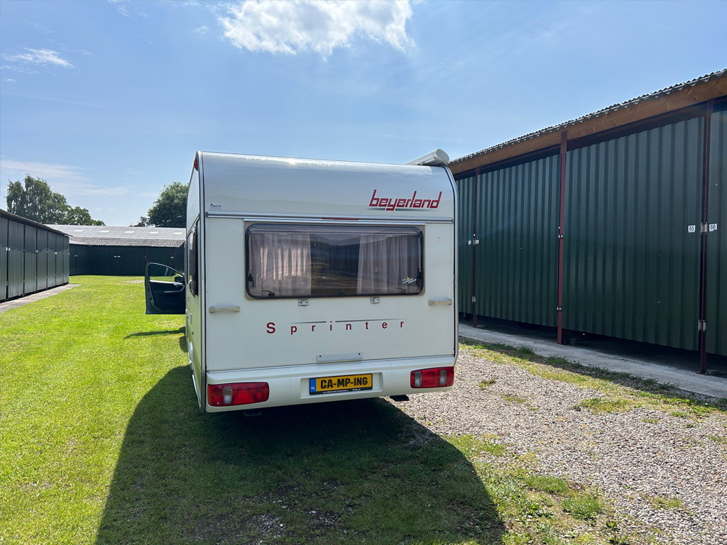 Transport des Wohnwagens zum Lager