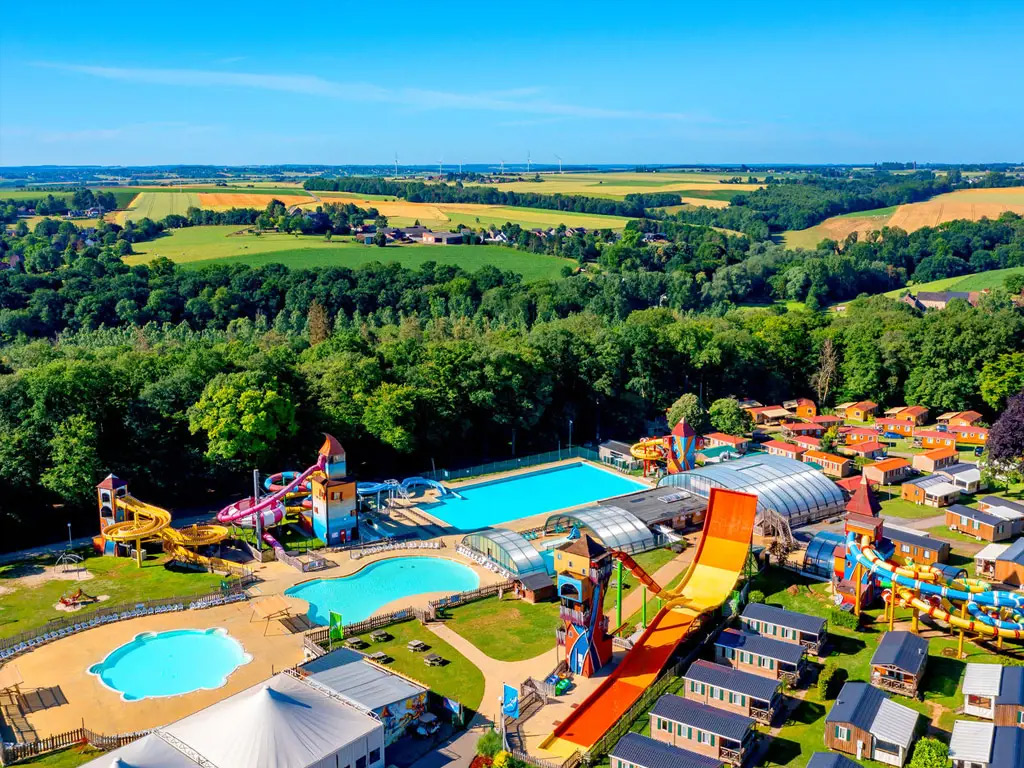 Wasserpark mit 12 Rutschen