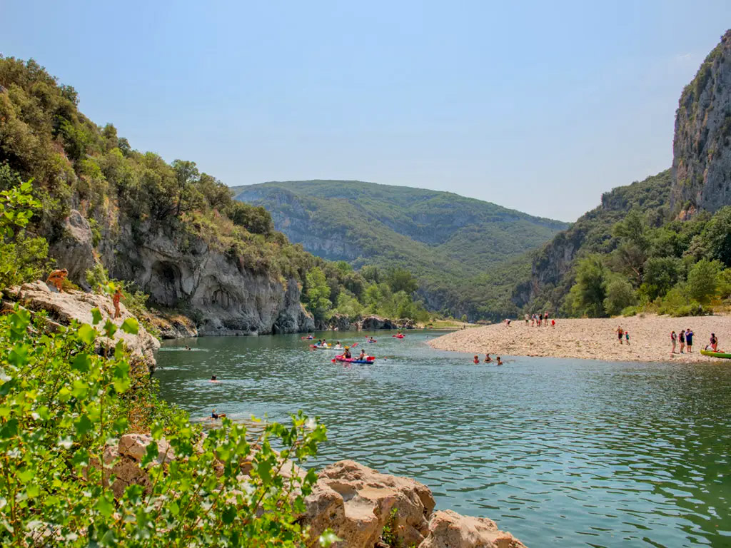 Camping auf einem französischen Campingplatz mit Blick auf die Ardèche
