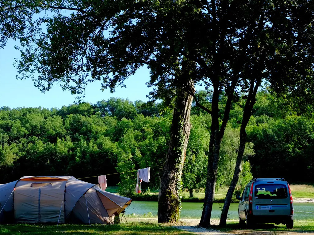 Ein Campingplatz in der französischen Dordogne mit einem coolen Wasserpark und einem Freizeitsee