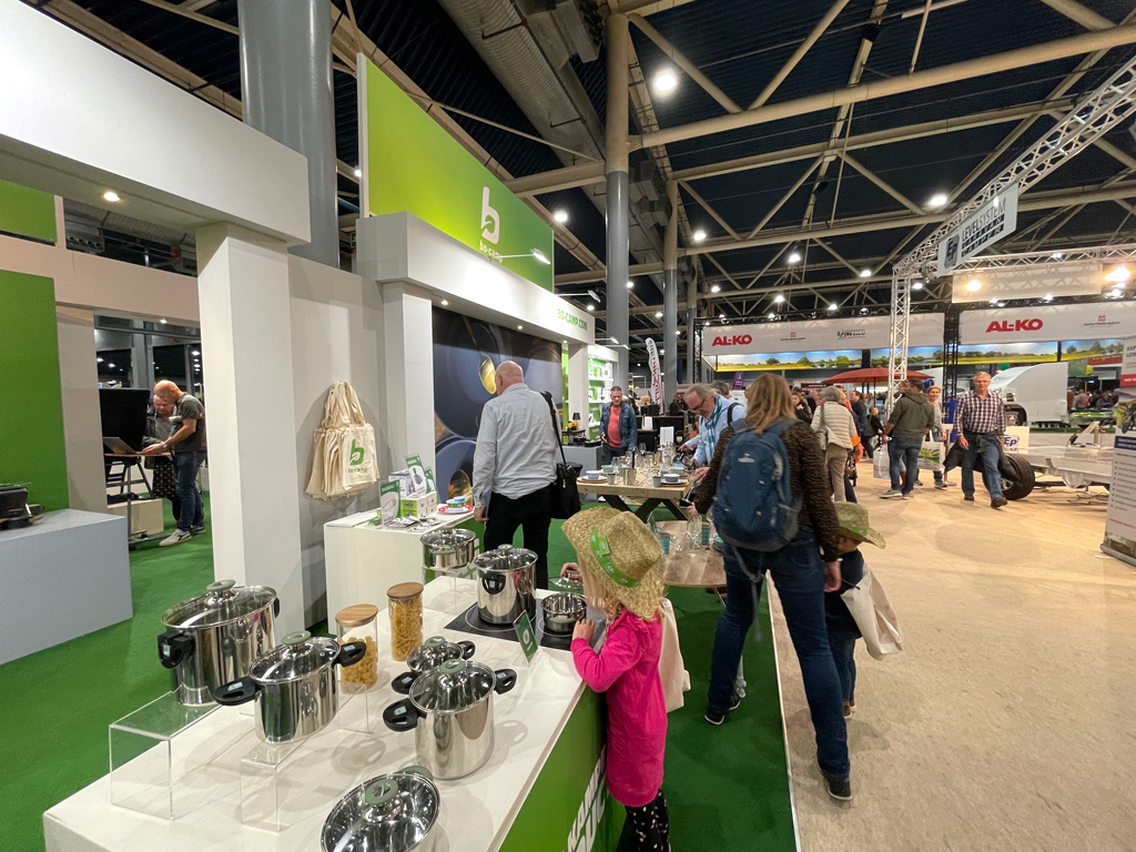 Kauf von Campingausrüstung auf einer Campingmesse