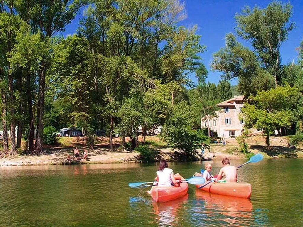 Ein französischer Campingplatz mit herrlichem Blick auf Berge und Fluss