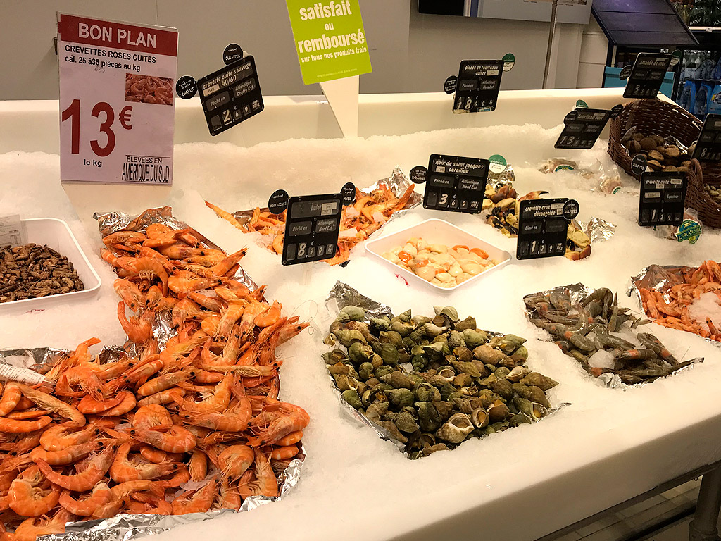 Leckere Produkte in einem Laden auf dem Campingplatz