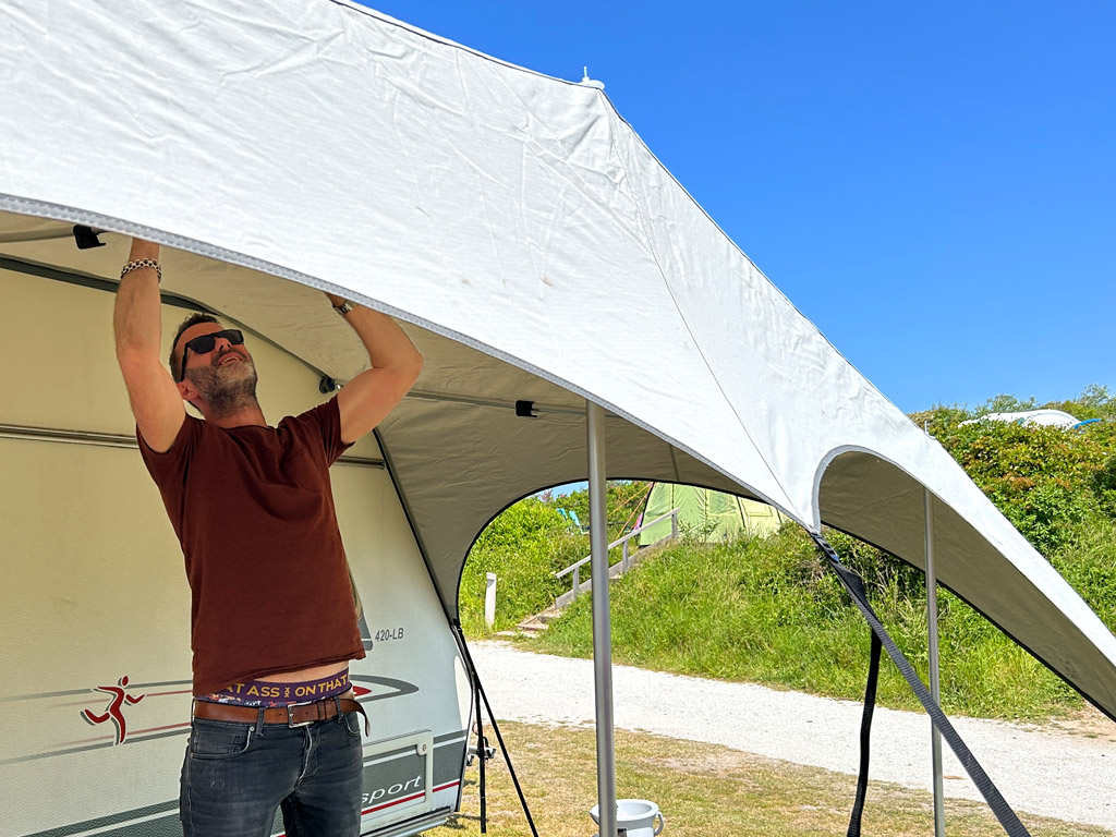 Das Campooz Trekking-Wohnwagenvorzelt ist schnell aufgebaut