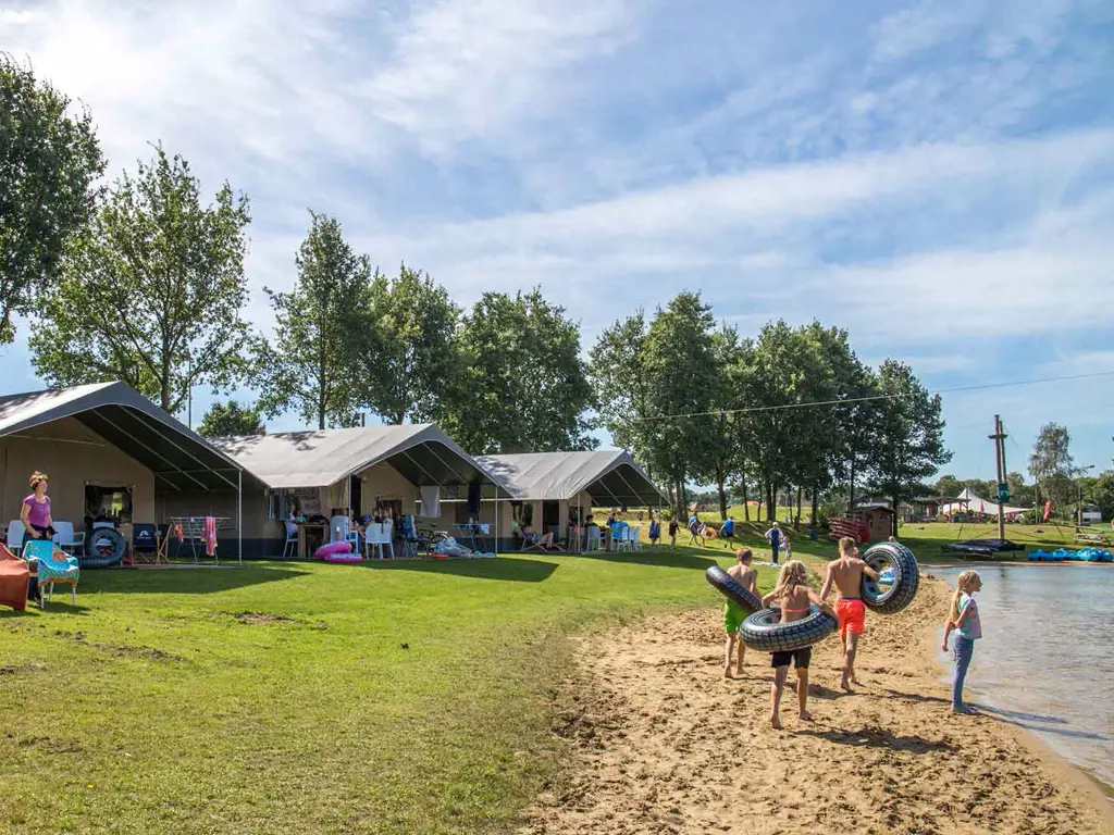 Campingplatz und Ferienpark mit jugendlichen Animateuren