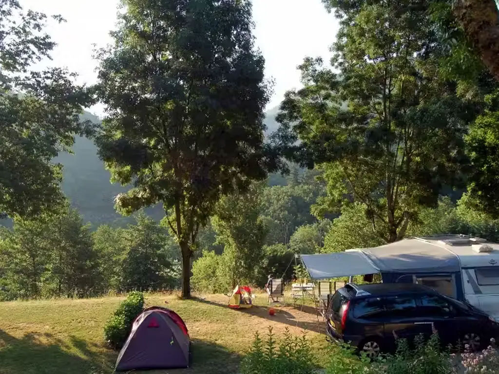 FOTO - Fünf-Sterne-Familiencampingplatz im unbekannten Teil der Ardèche
