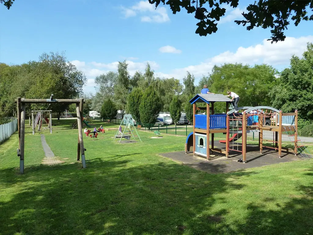 Camping im Grünen und doch in der Nähe einer Stadt