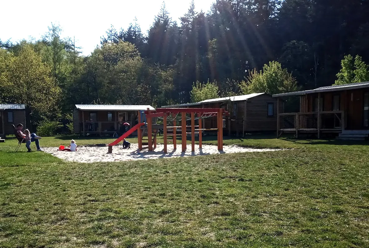 Camping mit einer großen Familie