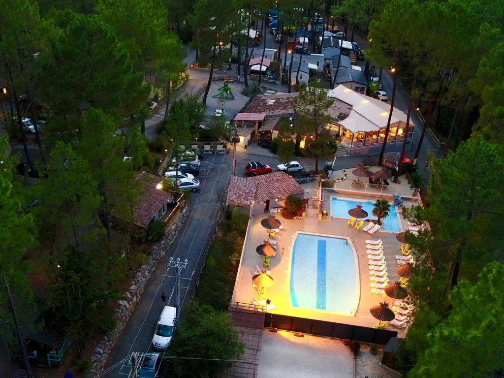 Nehmen Sie ein wohlverdientes Bad im Pool