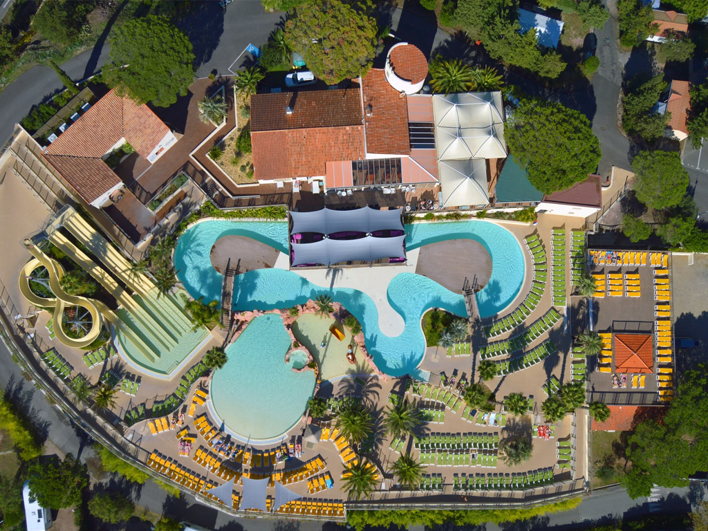 Schicker Campingplatz mit karibischem Wasserpark