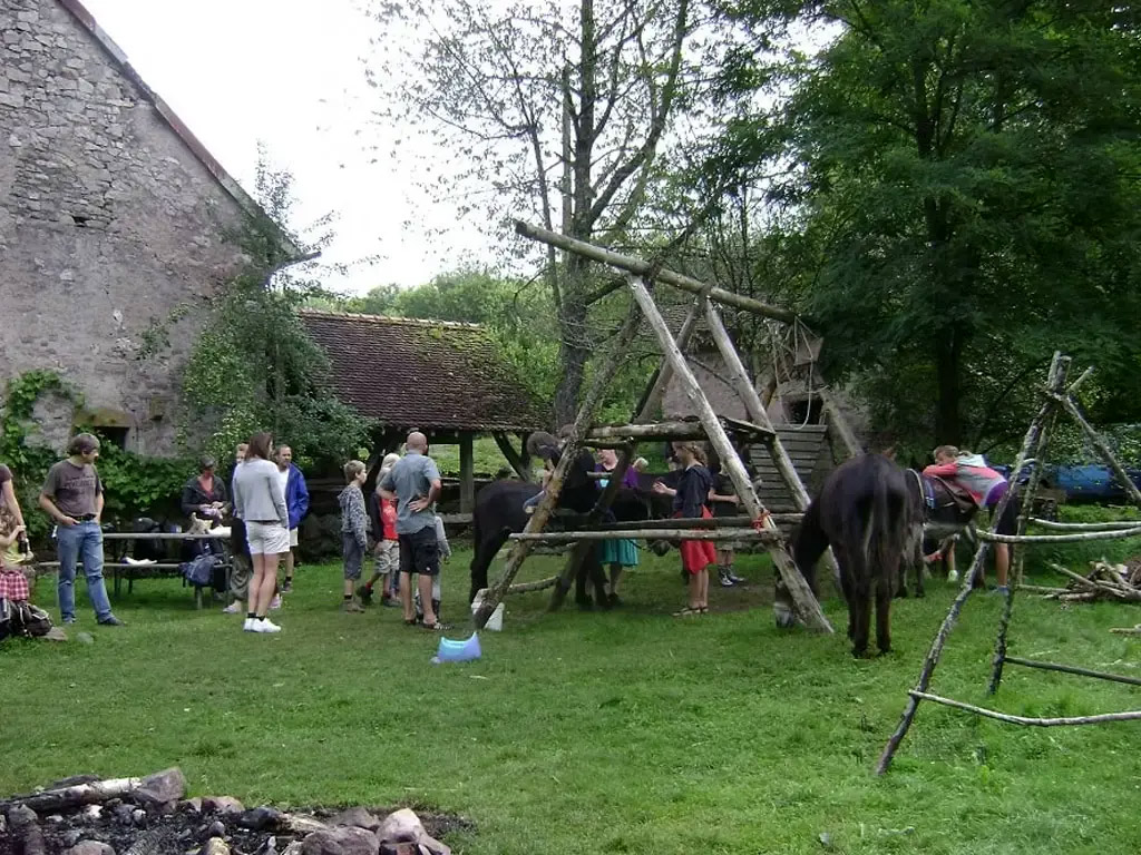 Zelten Sie in der Nähe einer alten Wassermühle zwischen vielen Tieren auf diesem französischen Bauernhof