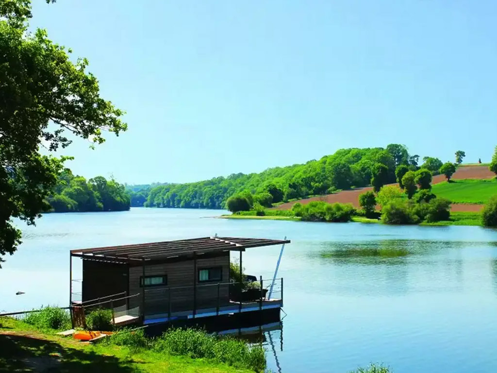 Französischer Campingplatz mit Angelmöglichkeiten an einem schönen See