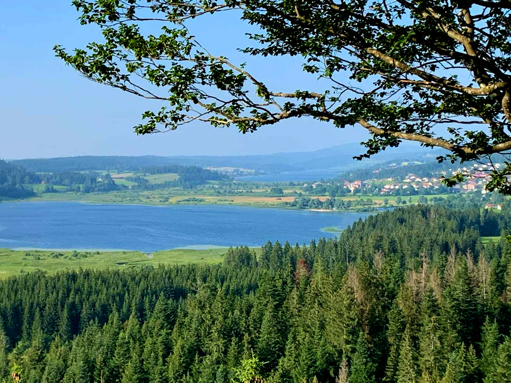 Camping am Ufer des französischen Flusses Loue