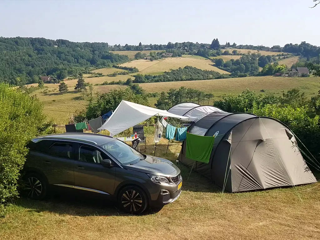 Ein schöner, ruhiger kleiner Campingplatz in Frankreich mit einem schönen Schwimmbad