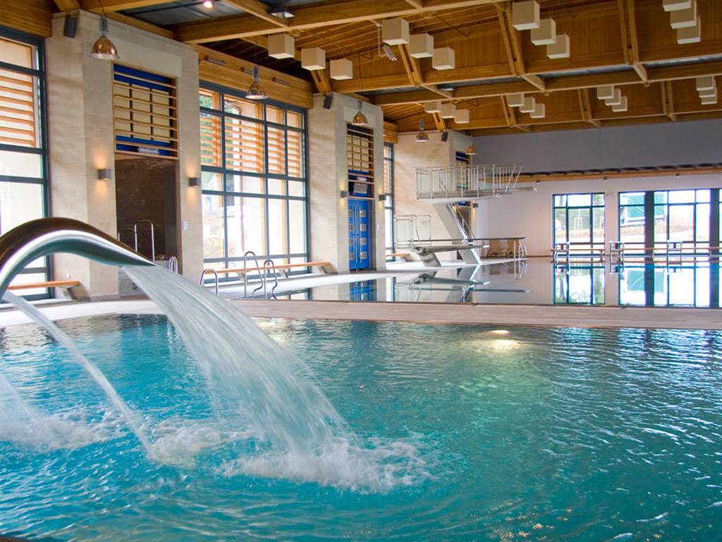 Kleiner Campingplatz mit großem Aquacenter