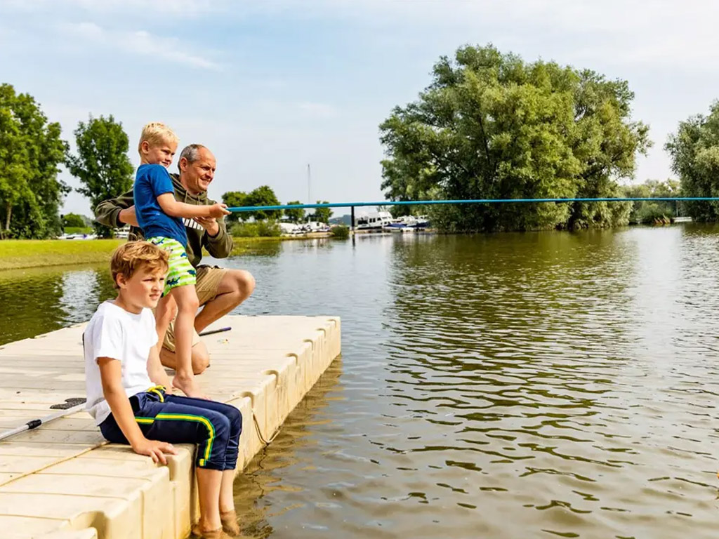 Ein niederländischer Campingplatz in wunderschöner Lage an der IJssel, wo man herrlich angeln kann