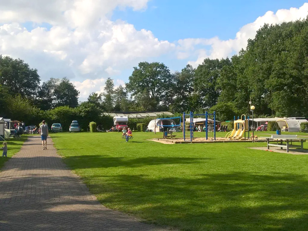 Campingplatz mit vielen Spielplätzen und Sportanlagen