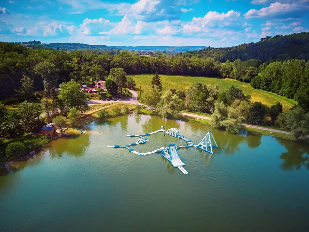 Ein echter Wasserpark explodiert jeden Sommer im See