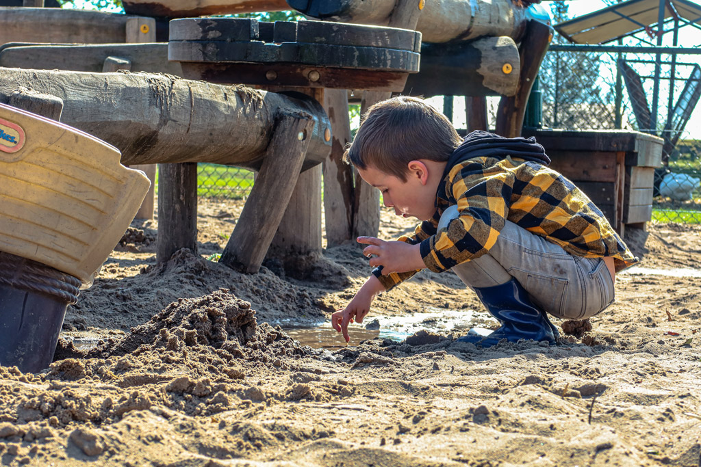 Schmutzig werden auf einem Bauernhof-Campingplatz