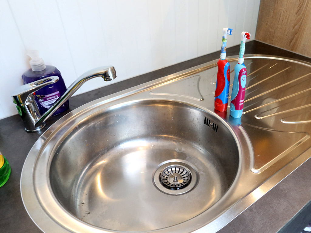 Geräumiges Waschbecken für schnelles Geschirrspülen