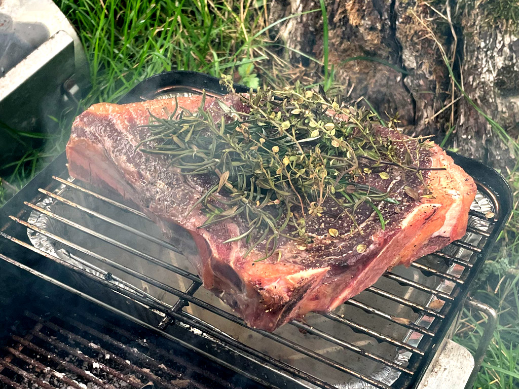 Fleischzubereitung auf dem Campingplatz