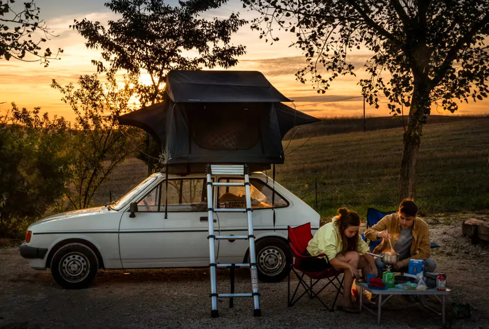 Camping mit einem Dachzelt auf einem Ford Fiesta