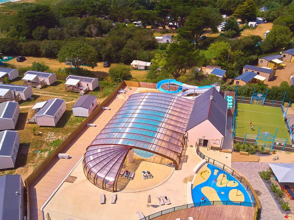Schwimmbad, Sprühpark und Wasserrutschen zur Abkühlung auf diesem französischen Kindercampingplatz