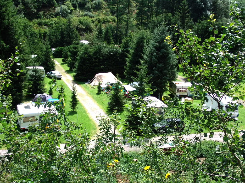 Ein erfrischendes Bier auf der Terrasse dieses schönen Campingplatzes in Luxemburg