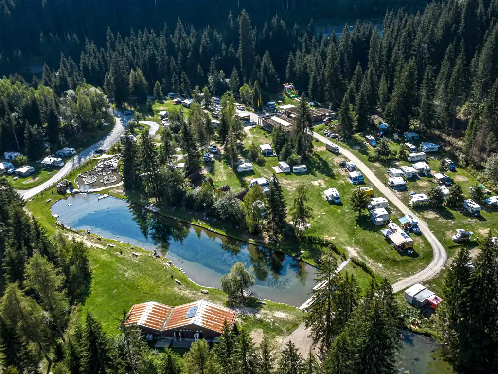Schöner Campingplatz in der Schweiz mit großem Spiel- und Badeteich
