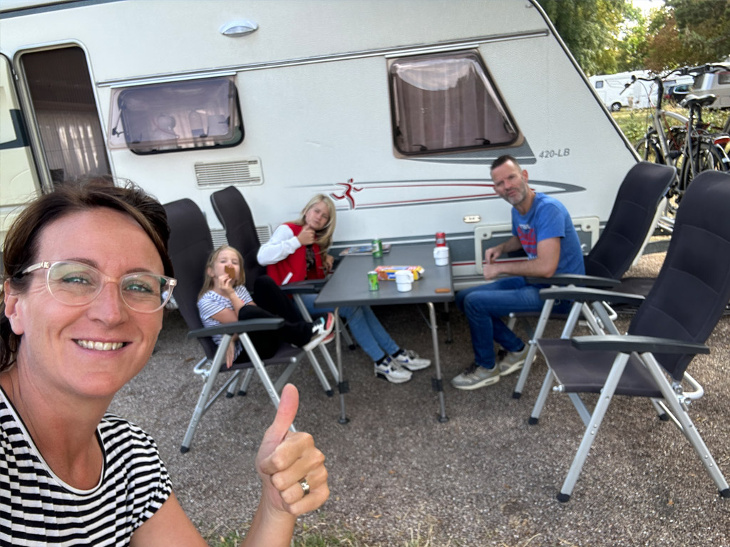 Erholen Sie sich auf einem Campingplatz auf dem Weg nach Frankreich