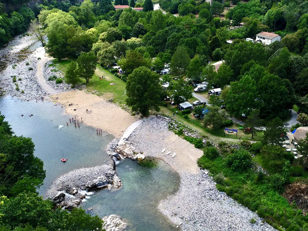 Mit den Füßen im Wasser