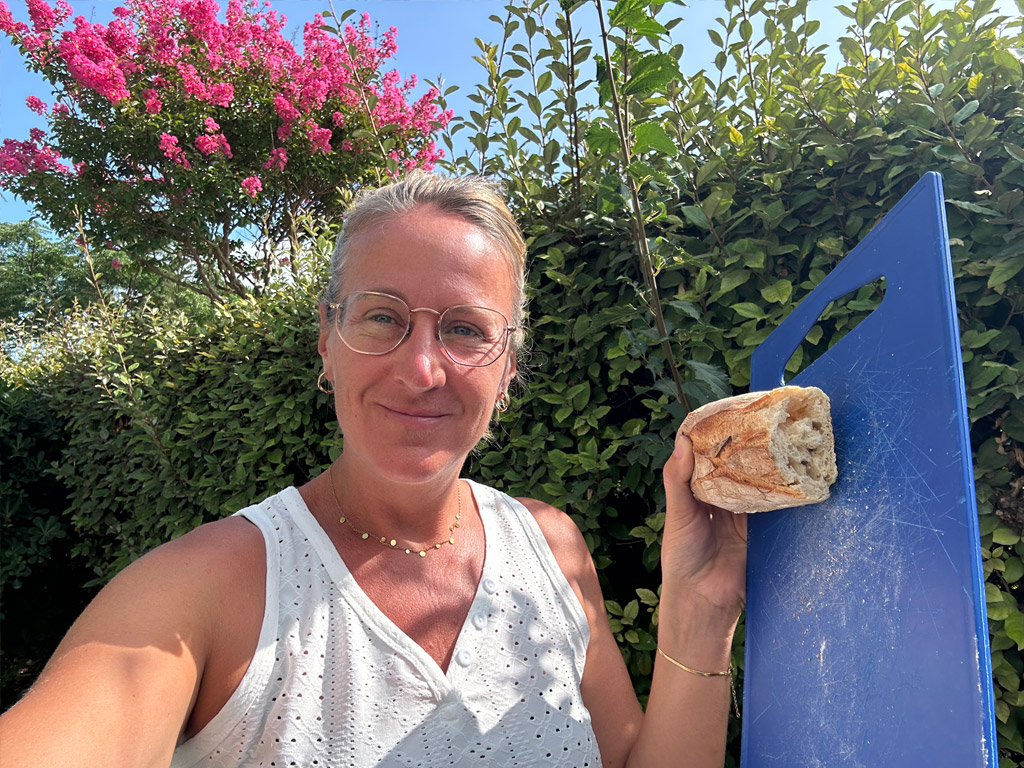 Brotkrümel können beim Campen in die Hecke wandern
